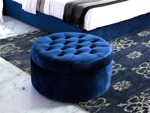 Pouf with buttons
