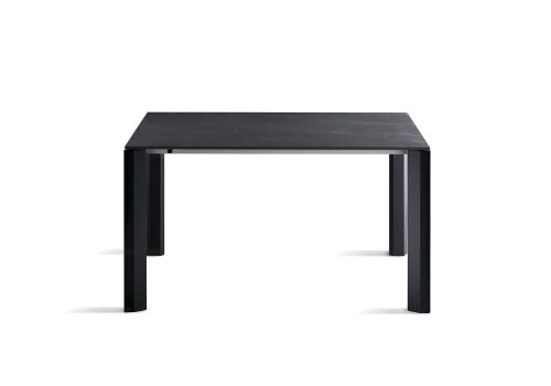 Level extendable dining table by Colico
