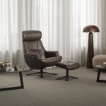 Friend swiveling the return armchair by Conform