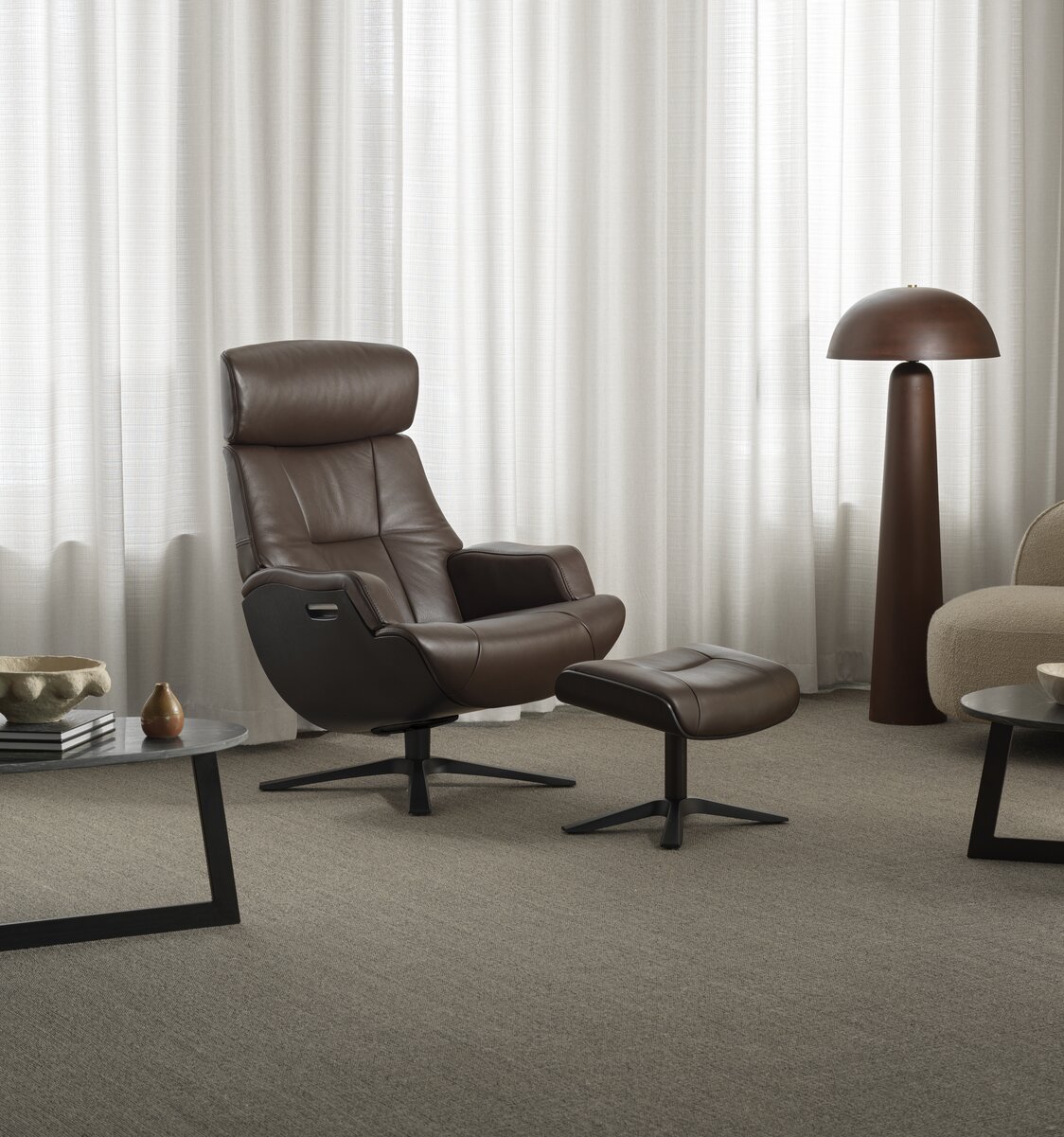Friend swiveling the return armchair by Conform